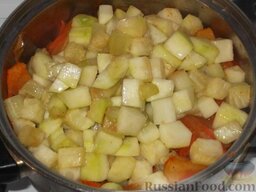 Рагу из овощей и картофеля: Затем добавить нарезанные кубиками и обжаренные до полуготовности очищенные кабачки и продолжать тушить в течение 20-30 минут.