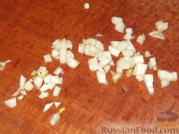 Рагу из овощей и картофеля: Чеснок очистить и мелко нарубить (можно растереть с солью).