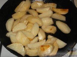 Рагу из овощей и картофеля: На сковороде разогреть 1 ст. ложку растительного масла. Выложить картофель, обжарить его на среднем огне, перемешивая, 4-5 минут.