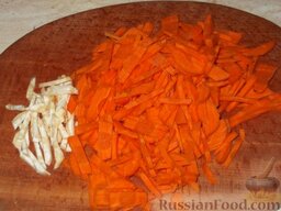 Рагу из овощей и картофеля: Лук и петрушку очистить, вымыть и нарезать соломкой.