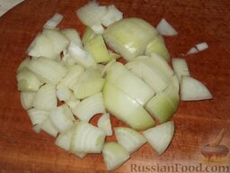 Рагу из овощей и картофеля: Лук очистить и нарезать кубиками.