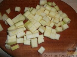Рагу из овощей и картофеля: Кабачки очистить и нарезать кубиками.