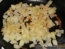 Рагу из овощей и картофеля: По отдельности пассеровать до мягкости нарезанные репчатый лук и коренья.     Для пассеровки лука разогреть на сковороде 1 ст. ложку растительного масла, выложить лук, жарить его на среднем огне, помешивая, 5-7 минут.
