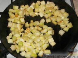 Рагу из овощей и картофеля: На сковороде разогреть 1 ст. ложку масла. Выложить кабачки, обжарить их, помешивая, на среднем огне до золотистого цвета (10 минут).