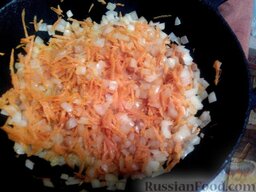 Паштет из говяжьей печени: Добавить морковь и поджарить со шпиком до полуготовности в течение 3-5 минут, периодически помешивая.