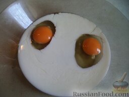 Гренки с тертым сыром и яйцами: В миску вбить куриные яйца, добавить молоко.