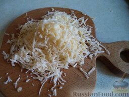 Гренки с тертым сыром и яйцами: Натереть на средней терке твердый сыр.