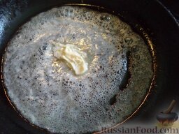 Гренки с тертым сыром и яйцами: Разогреть сковороду, растопить сливочное масло.