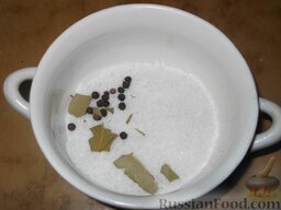 Засолка горбуши: Соединить соль, сахар, перец и лавровый лист. Все перемешать.