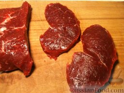 Антрекот жареный: Мясо нарезают поперек волокон кусками толщиной 1-1,5 см, по одному кус­ку на порцию.