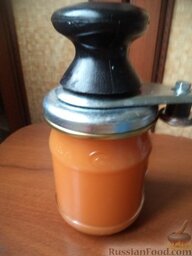 Яблочно-морковный сок: Затем закатывают сок яблочно-морковный крышками.