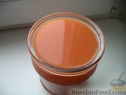 Яблочно-морковный сок: Банки хорошо промывают,  разливают сок яблочно-морковный в горячие банки.