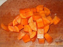 Рагу овощное по-деревенски: Морковь очистите, вымойте и нарежьте небольшими кубиками.