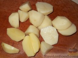 Рагу овощное по-деревенски: Очистите, вымойте картофель, нарежьте крупными кубиками