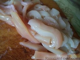 Кальмар, тушеный в сметане: Подготовленные кальмары нарезать соломкой или кольцами.