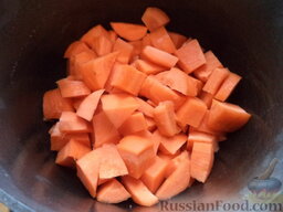 Запеканка из моркови с творогом: Морковь очистить, вымыть. Подготовленную морковь нарезать кусочками.