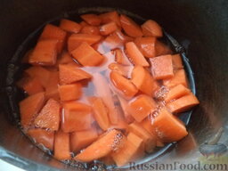 Запеканка из моркови с творогом: Припустить в небольшом количестве жидкости. Для этого выложить морковь в кастрюлю, залить небольшим количеством воды (на 1 см выше уровня моркови). Поставить на огонь, довести до кипения. Варить 10 минут на самом маленьком огне.