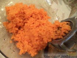 Запеканка из моркови с творогом: Морковь пропустить через мясорубку.  Включить духовку.