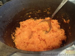 Запеканка из моркови с творогом: Морковь положить в кастрюлю и сильно нагреть.