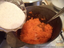 Запеканка из моркови с творогом: После чего тонкой струйкой всыпать манную крупу и хорошо перемешать.