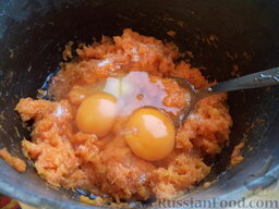 Запеканка из моркови с творогом: К моркови добавить яйца, сахар, соль.