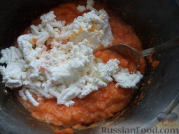 Запеканка из моркови с творогом: Протертый творог соединить с остальными ингредиентами.
