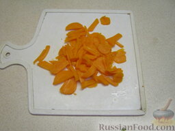 Борщ холодный: После этого воду сливают, а морковь нарезают мелкими кубиками или соломкой.