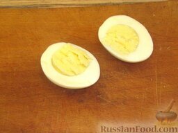 Суп из щавеля (с мясом): Яйца сварить вкрутую. Для этого залить яйца холодной водой, довести воду до кипения и варить яйца 7 минут. Затем сваренные яйца очистить и разрезать на половинки.