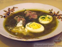 Суп из щавеля (с мясом): При подаче, в тарелку с супом добавить сметану, вареное яйцо, нарезанную зелень петрушки или укропа.