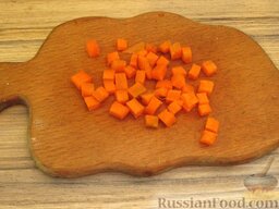 Суп из щавеля (с мясом): Морковь очистить, вымыть, нарезать кубиками со стороной 0,5 см.