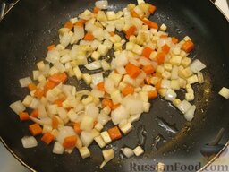 Суп из щавеля (с мясом): В сковороде разогреть масло. Овощи, помешивая, немного (10 минут на среднем огне) обжарить на масле (или жире, снятом с бульона).