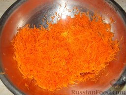 Котлеты из моркови: Морковь очистить и вымыть. Очищенную и промытую морковь натереть на мелкой терке.
