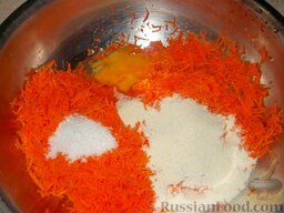 Котлеты из моркови: Положить в миску, добавить соль, сахар, манную крупу, яйца.