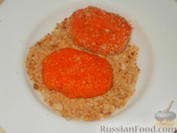 Котлеты из моркови: Полученную массу разделать на небольшие котлеты, запанировать в молотых сухарях.