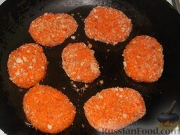 Котлеты из моркови: Разогреть масло. Обжарить котлеты из моркови на масле с обеих сторон на среднем огне: сначала 3-5 минут с одной стороны.