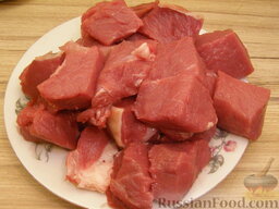Гуляш из говядины: Мясо промыть и обсушить. Удалить крупные пленки, разрезать на квадратные куски средней величины (по 30 г).