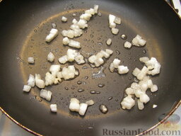 Гуляш из говядины: Разогреть сковороду.  Топленое или мелко порезанное сало обжарить.