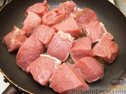 Гуляш из говядины: Мясо положить на сковороду и поджарить на сильном огне на небольшом количестве жира. Сначала обжарить с одной стороны 3-4 минуты.
