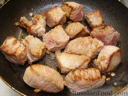 Гуляш из говядины: Затем кусочки мяса переворачивают и обжаривают с другой стороны еще 3-4 минуты.