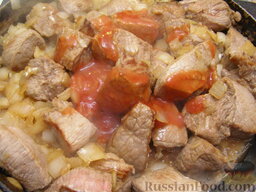 Гуляш из говядины: Когда куски поджарятся, добавить томатное пюре (и, по желанию, молотую паприку).