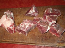 Суп-харчо из баранины: Как приготовить харчо из баранины:    Мясо разрезать на порционные куски. Если используете баранью грудинку - разрубить поперек и разрезать вдоль ребер.