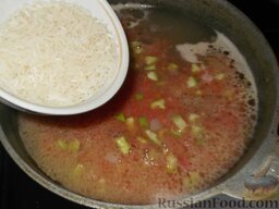 Суп-харчо из баранины: Всыпать рис. Варить до готовности риса (20-25 минут).
