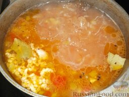 Суп-харчо из баранины: В самом конце добавить лавровый лист, раздавленный перец горошком и толченый чеснок. Выключить огонь. Готовый харчо оставить на 20-25 минут, чтобы суп настоялся.