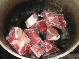 Суп-харчо из баранины: в глубокой сковороде или в казане разогреть масло и выложить мясо. Обжарить баранину на средне-сильном огне (10 минут).