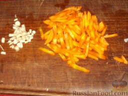 Суп-харчо из баранины: Коренья (морковь и петрушку) очистить и нашинковать.
