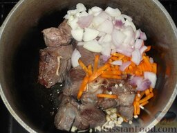 Суп-харчо из баранины: К мясу добавить нарезанные лук, морковь и петрушку, перемешать, обжаривать еще минут 10-15.