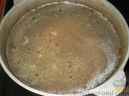 Суп-харчо из баранины: Если, мясо с овощами обжаривались в сковороде, сложить все в кастрюлю.   Залить холодной водой (2,5-3 л), довести до кипения, посолить и поставить вариться на небольшой огонь (на 30-45 минут).