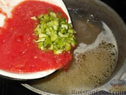 Суп-харчо из баранины: Когда грудинка хорошо разварится, добавить пропущенные через мясорубку или измельченные блендером помидоры без кожицы, а также нарезанный сладкий перец.