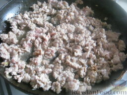 Макароны с мясом (по-флотски): Разогреть сковороду, растопить вторую часть маргарина. Выложить подготовленное мясо.