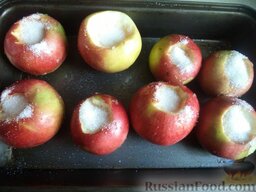 Яблоки, запеченные с медом и орехами: Острым ножом удалить из них сердцевину. Уложить яблоки в сотейник, отверстия в яблоках заполнить сахаром.